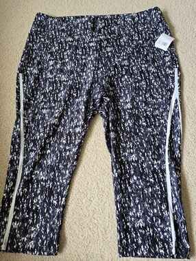 NWT Active Zone Cropped Athletic Capris Size 3X Black & White